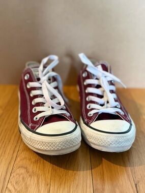 Converse Low-Top Sneakers in Burgundy and White